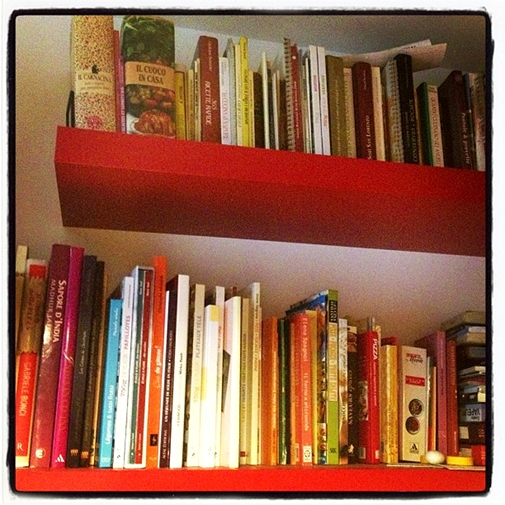 Les étageres de ma cuisine pleines de livres
