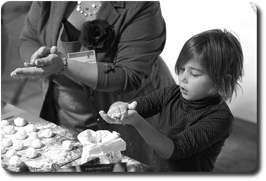 Une petite fille de Soissons fait mon assistante pendant la préparation des gnocchi