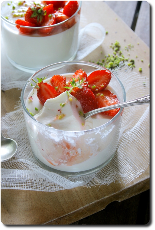 Dégustation de la panna cotta au yaourt et fraises