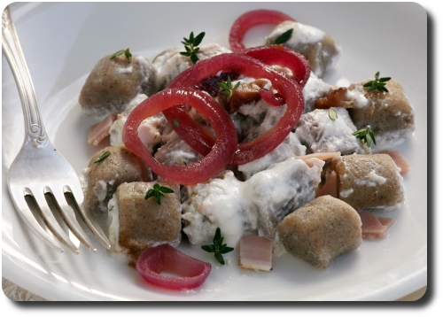 Gnocchetti de sarrasin à la ricotta et jambon de Parme avec oignons rouges  et châtaignes confites au vinaigre de Xérès
